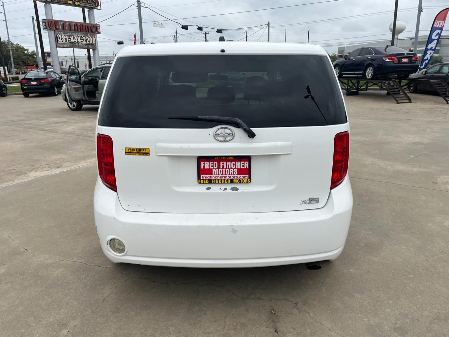 2009 white /black Scion xB Wagon (JTLKE50E591) with an 2.4L L4 DOHC 16V engine, Automatic transmission, located at 14700 Tomball Parkway 249, Houston, TX, 77086, (281) 444-2200, 29.928619, -95.504074 - Photo#5